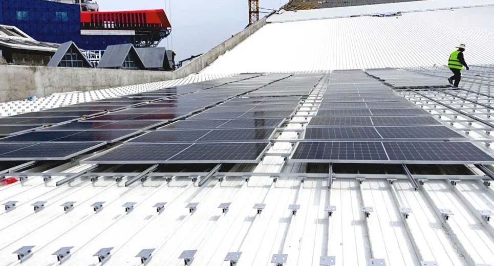 Baustelle: Verlegung von Solarmodulen auf dem Dach