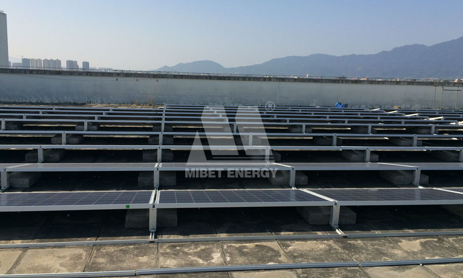 Flachdach-Solarregal mit Ballast auf dem Dach in China
